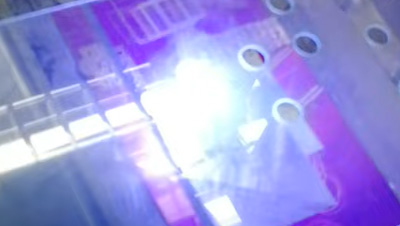Protector de pantalla de cristal templado a prueba de explosiones de perforación láser ultravioleta de alta potencia para teléfono móvil