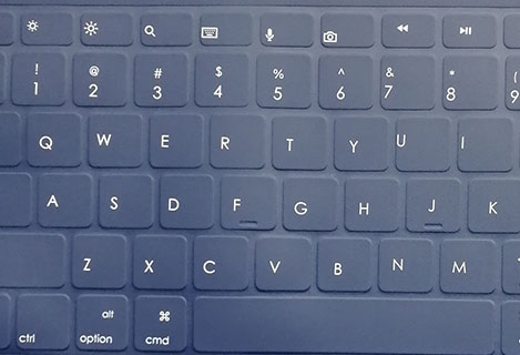 Láseres de estado sólido UV pintura desconchada en el teclado de un portátil