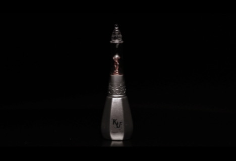 El láser UV de estado sólido RFH-D9-355-3W despega la pintura para botellas de vidrio plateadas brillantes.