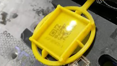 RFH 5W láser ultravioleta marca código QR negro en plástico amarillo