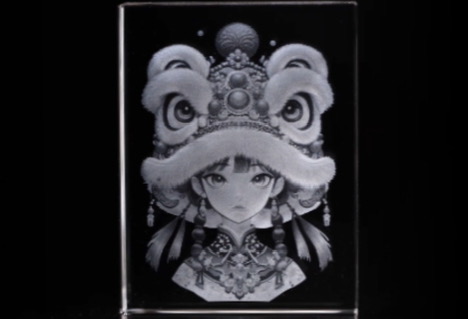 Láser UV RFH 355 - 5W: Observa a la niña danzando con un león tallado en cristal